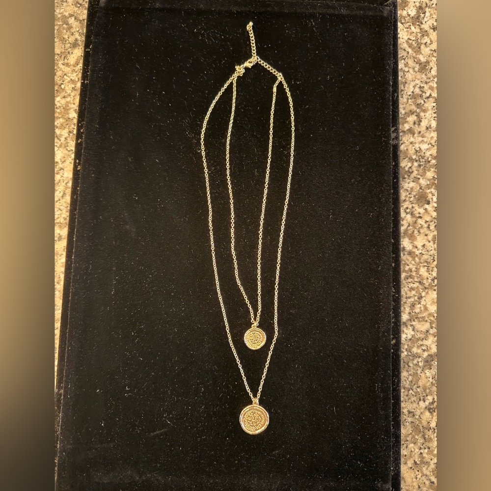 Elegant Gold Pendant Necklace